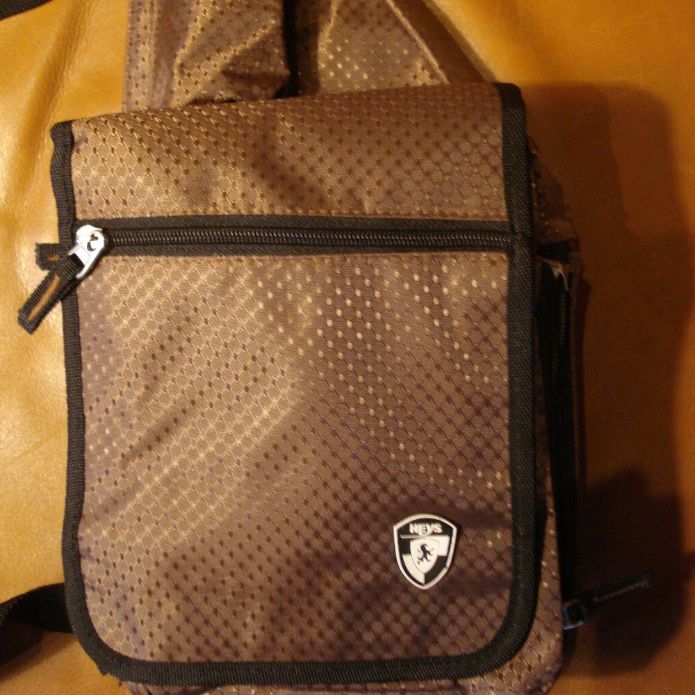 Heys brown/black nylon crossbody travel bag, nwot
